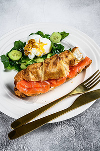 配有咸鲑鱼的可罗盘三明治配有新鲜沙拉菜叶菠菜蛋和蔬菜灰色背图片