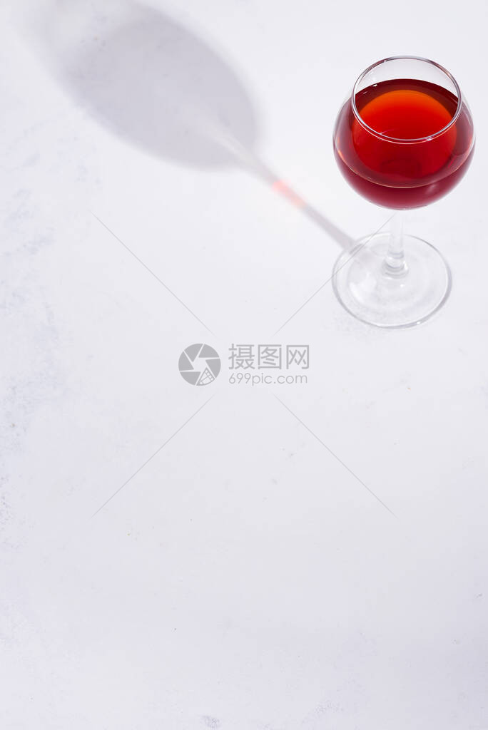 红酒在葡萄酒杯中其阴图片