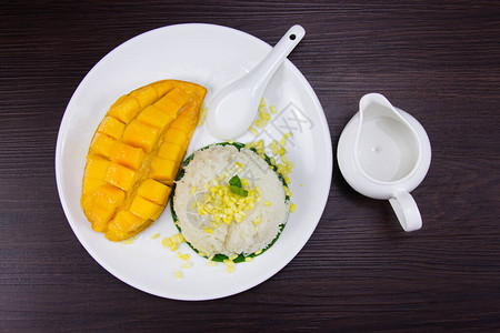 鲜熟芒果和椰子牛奶的粘实大米图片
