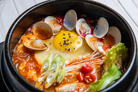 Jjigae或Kimchi炖肉是韩国菜背景图片