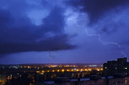 雷暴与闪电和雷声在夜城图片