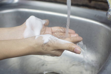妇女用肥皂抗菌剂洗手图片
