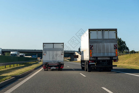 高速公路上的货运卡车安图片