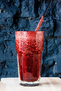 用大玻璃杯的红白莓冰雪图片