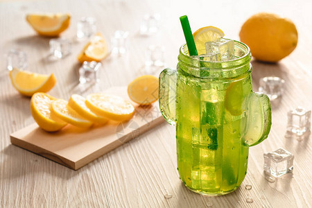 新鲜柠檬水罐装的清柠檬图片