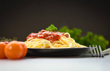 在意大利食品和菜单概念意大利肉酱面的餐厅里图片