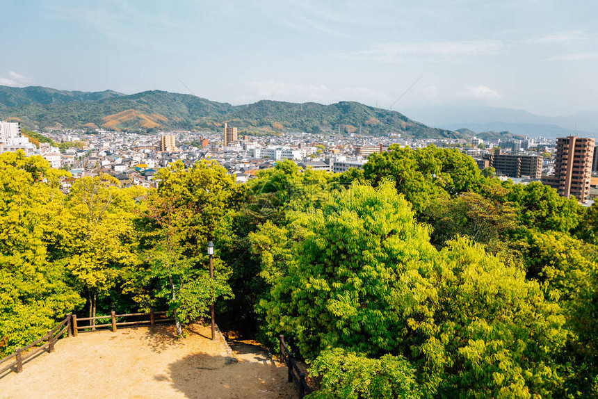日本松山岛道果公园Yuzuki城堡和松山市全景图片