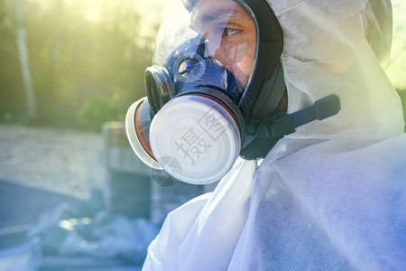 戴大防毒面具的男子对抗冠状Covid19污染封锁SARSCoV2大流行后启示录专家呼吸抗和辐射防毒面背景图片