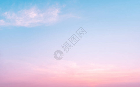 美丽的甜蜜的日出戏剧化的蓝色天紫色云图片