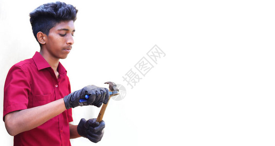 年轻机械手握着用锤子砍刀的青年机械手图片