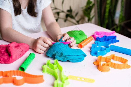 儿童手玩彩色粘土自制塑料橡皮泥玩面团塑造型粘土的女图片