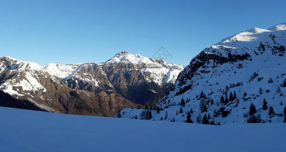 山区滑雪图片