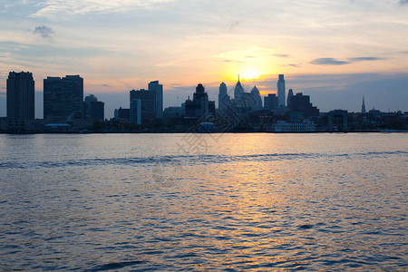 美国宾夕法尼亚州日落时分费城高清图片