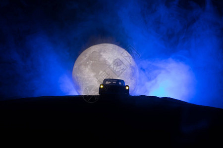 汽车的轮廓和里面有月球背景的两个情人图片