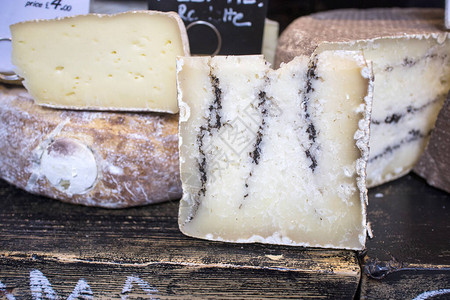 山羊奶酪和里面的草在农民市场图片