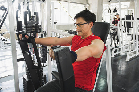 在比塞普斯健身锻炼时强壮的肌肉活体人运动图片