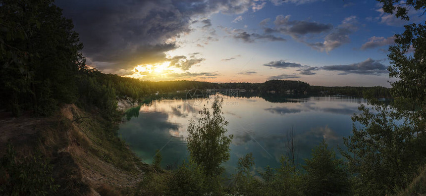 乌克兰湖上的日出图片