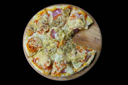 披萨配意大利腊肠马苏里拉奶酪西红柿香蕉站在木板上图片