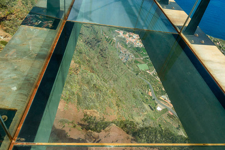 Gomera岛上的MiradorDeAbrante的玻璃地板图片