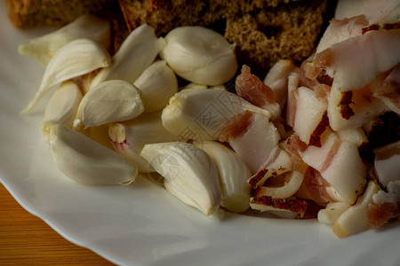 大蒜和培根培根和大蒜黑板上的桌子上的培根和大蒜美食摄影食物培根大图片