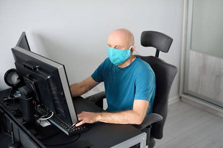 新冠戴着防护面具在家工作的人戴防护面具的冠状检图片