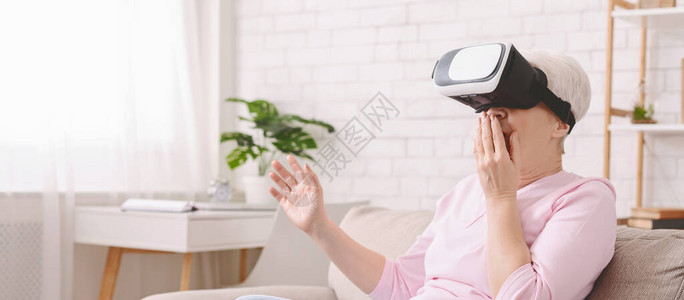 在家庭全景自由空间的VR眼镜中图片