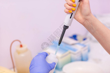 医疗化验室实验室助理手上握着血和浆的测试管图片