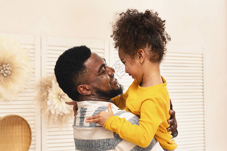 非裔美国人的爸和女儿有乐趣拥图片