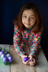 复活节快乐女孩和紫色的彩蛋复活节的传统少年图片