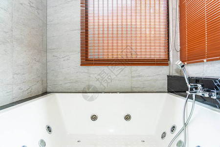 美丽的豪华白色浴缸和浴室的按摩浴缸装饰内部图片