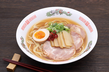 日本味噌汤拉面放在碗里桌上有筷子图片