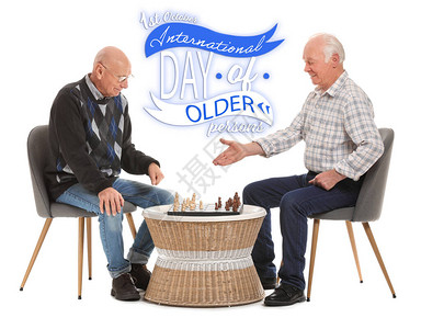 白种背景下象棋的老年男子国际老年人日图片