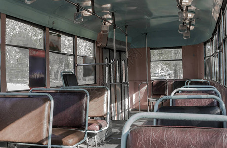旧电车里面空着座位这里没人城市的秋天横图片