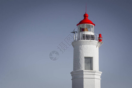 一座用白砖砌成的古老海上灯塔顶部是一盏红正确道路的标志白天图片