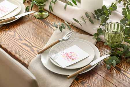 母亲节晚餐卡片的餐桌布置图片