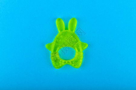 牙齿的儿童玩具以野兔的形式绿色刷牙蓝色背景上铭文的地方给孩子刷牙婴图片