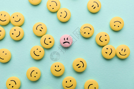 神经症一种粉红色药片在快乐的彩色面孔中被画背景