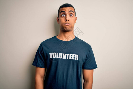 身穿T恤的年轻英俊的美国人自愿加入志愿运动图片