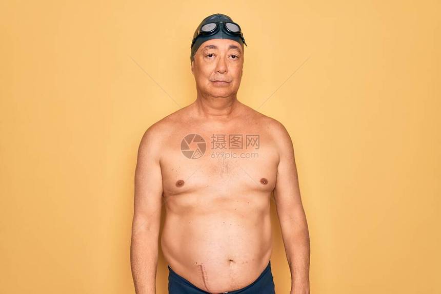 中年老白发游泳男子穿着泳衣帽子和护目镜图片