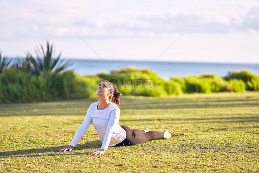 练瑜伽的年轻女运动员教练在公园教向图片