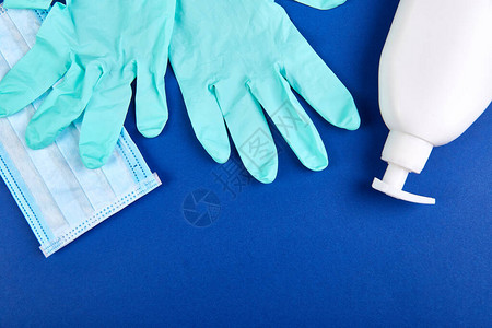 平躺式冠状防护医用防护面罩手套洗手液瓶防腐剂消毒蓝色背景喷图片