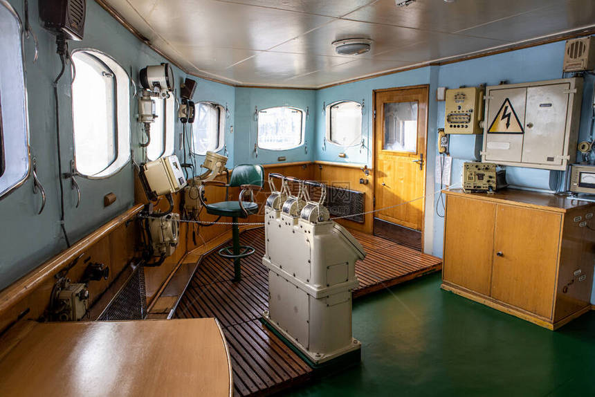 旧的破冰船上的舰桥船长船的内部结图片