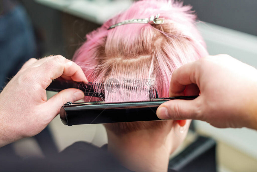 美容院理发宫概念沙龙女造型师等将短粉红头发整直在图片