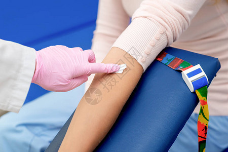 在医疗中心注射疫苗之前先用棉花对手臂皮肤进行消图片