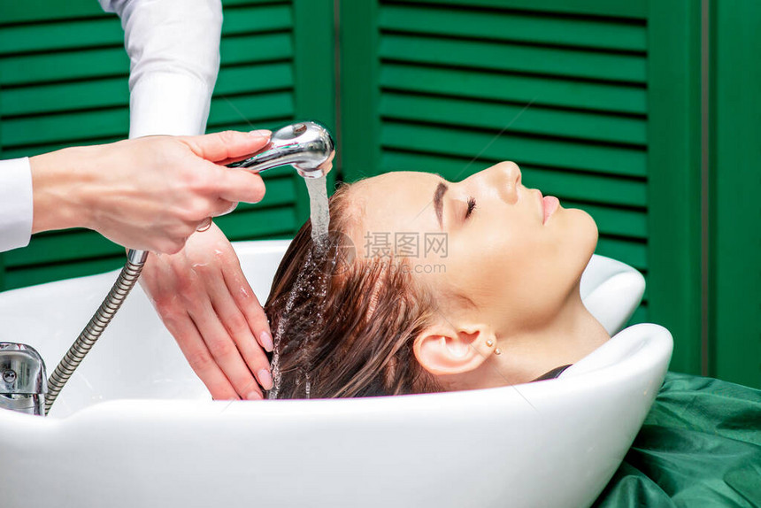 美容院的洗发女郎在水图片