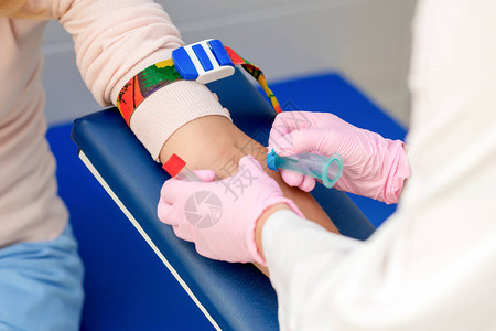 护士从女患者身上采集血液样本进行分析图片