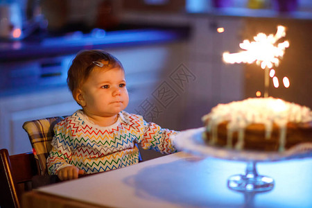 可爱漂亮的小女婴庆祝第一个生日图片
