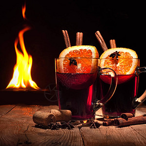 在壁炉上酿酒温暖的温图片
