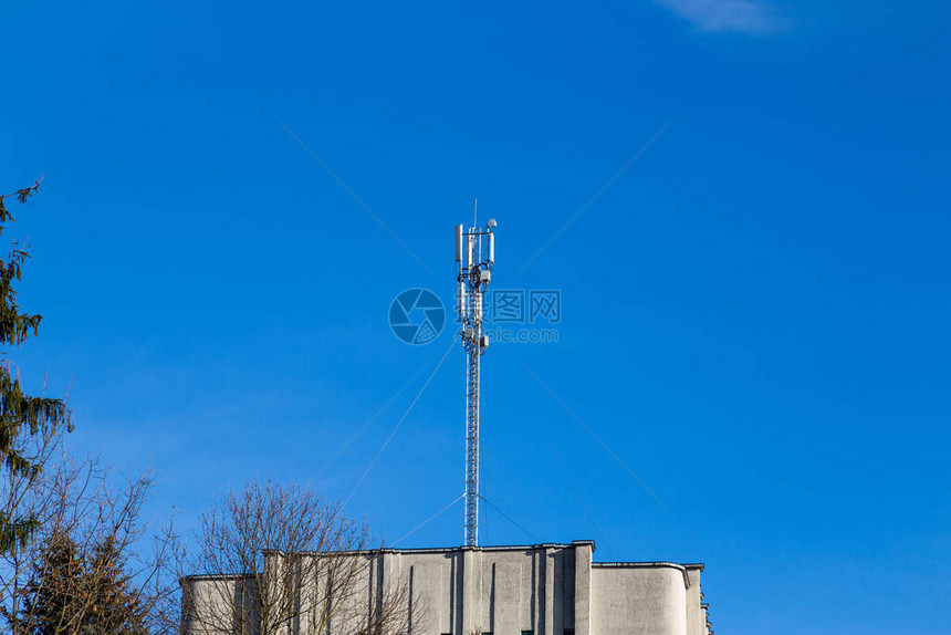 电信设备延伸塔上的定向手机天线盘无线通信图片