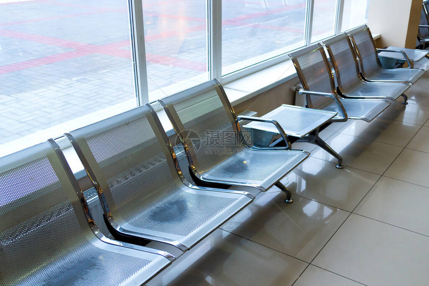带金属座椅的机场登机口等候区图片